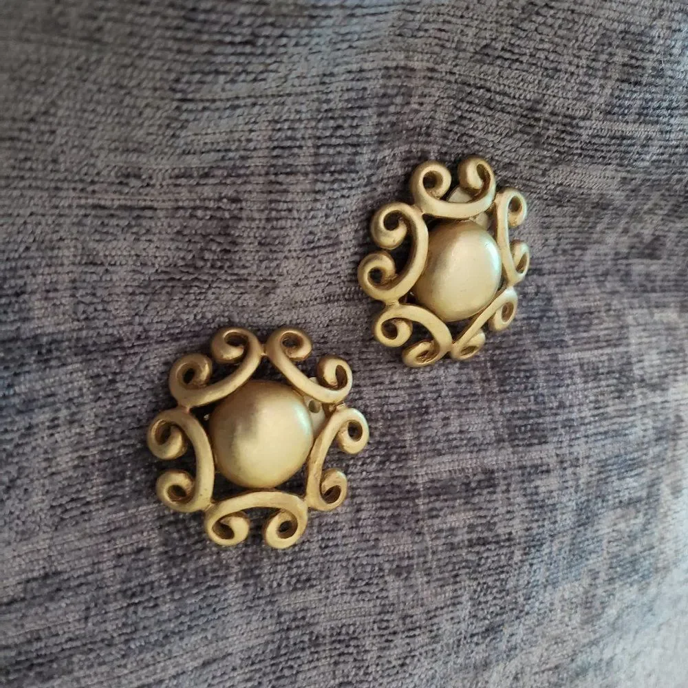 Donna Karan LARGE Gold Tone Clip On Earrings Vintage - Picture 2 of 3